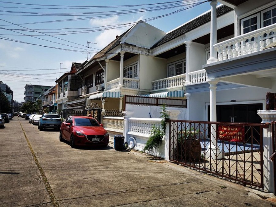 ให้เช่าทาวน์เฮ้าส์ 2 ชั้น ขนาด 36 ตรว. มี 3 ห้องนอน 2ห้องน้ำ ในซอยสุขุมวิท 101 บางจาก ใกล้ BTS ปุณณวิถี 