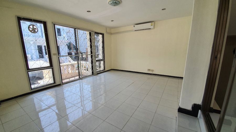 ขายบ้าน 4 ชั้น 49 ตรว. ซอยสุวรรณมณี (ประชาอุทิศ 23)  ใกล้สี่แยกเหม่งจ๋าย และโรงเรียนนานาชาติ KIS International School