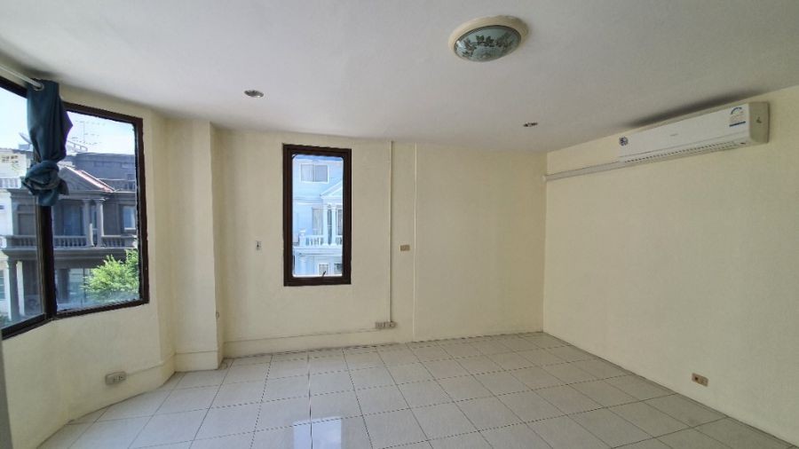 ขายบ้าน 4 ชั้น 49 ตรว. ซอยสุวรรณมณี (ประชาอุทิศ 23)  ใกล้สี่แยกเหม่งจ๋าย และโรงเรียนนานาชาติ KIS International School