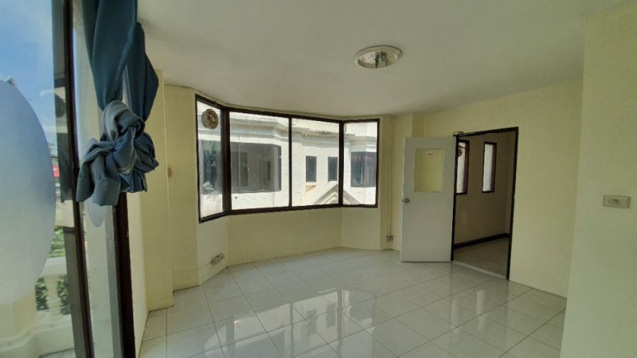 ขายบ้าน 4 ชั้น 49 ตรว. ซอยสุวรรณมณี (ประชาอุทิศ 23)  ใกล้สี่แยกเหม่งจ๋าย และโรงเรียนนานาชาติ KIS International School