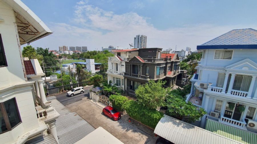 ขายบ้าน 4 ชั้น 49 ตรว. ซอยสุวรรณมณี (ประชาอุทิศ 23)  ใกล้สี่แยกเหม่งจ๋าย และโรงเรียนนานาชาติ KIS International School