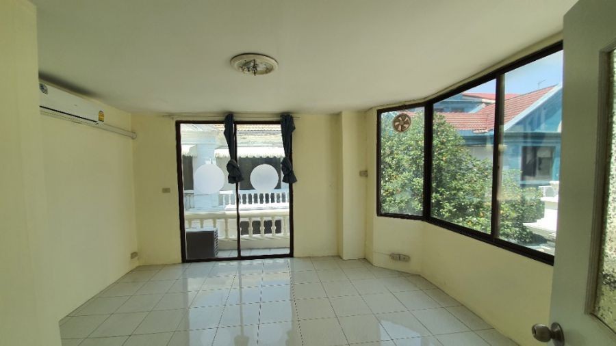 ขายบ้าน 4 ชั้น 49 ตรว. ซอยสุวรรณมณี (ประชาอุทิศ 23)  ใกล้สี่แยกเหม่งจ๋าย และโรงเรียนนานาชาติ KIS International School