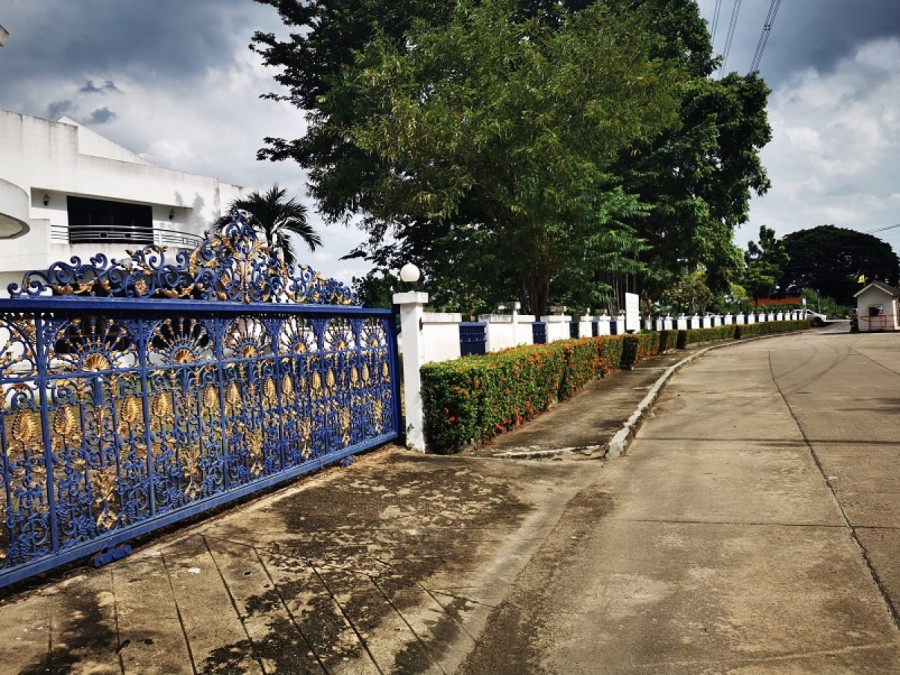 ขายบ้านเดี่ยวบนที่ดิน 422 ตรว. ติดถนน ซ.ทวีวัฒนา-กาญจนาภิเษก 10/2 ปากซอยทางเข้าบ้านสวยริมธาร โครงการ 3-4   