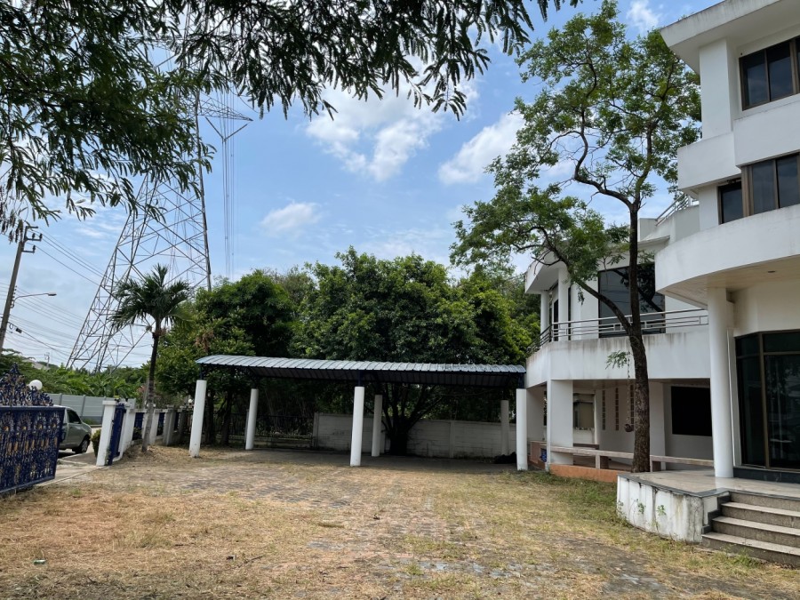 ขายบ้านเดี่ยวบนที่ดิน 422 ตรว. ติดถนน ซ.ทวีวัฒนา-กาญจนาภิเษก 10/2 ปากซอยทางเข้าบ้านสวยริมธาร โครงการ 3-4   