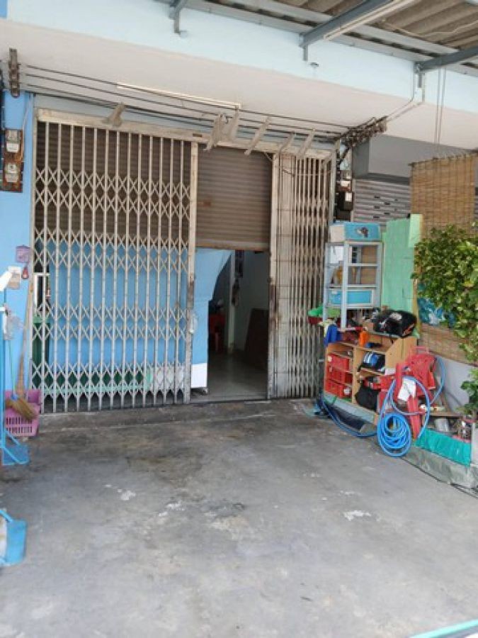 บ้านตึก ขายด่วน พร้องที่ดิน 3 ชั้น ครึ่ง 28 ตารางวา ติดหน้าถนน ใกล้ตลาดเมืองเพชรบุรี