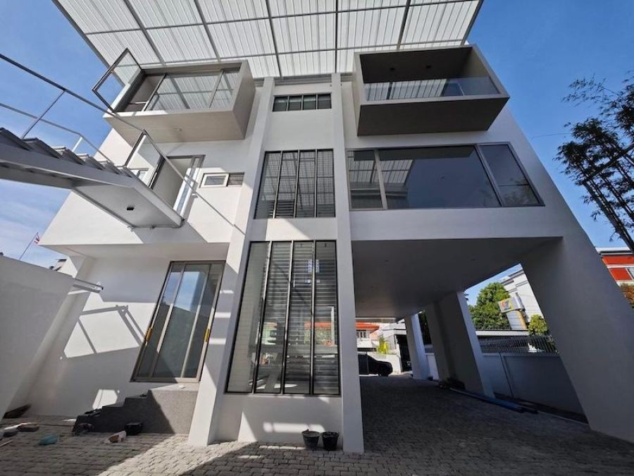 ให้เช่า-ขาย ออฟฟิศสำนักงาน ใกล้ BTSอุดมสุข ถนนสุขุมวิท 103 ที่ดิน: 155 ตร.ว. พื้นที่ใช้สอย: 1,000 ตร.ม.ที่จอดรถ: รองรับได้ถึง 10 คัน