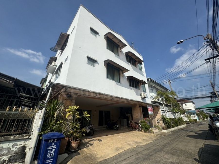 อพาร์ทเม้นท์ 3 ชั้นครึ่ง หมู่บ้านเสนานิเวศน์ 2 ใกล้รถไฟฟ้าสายสีเขียว