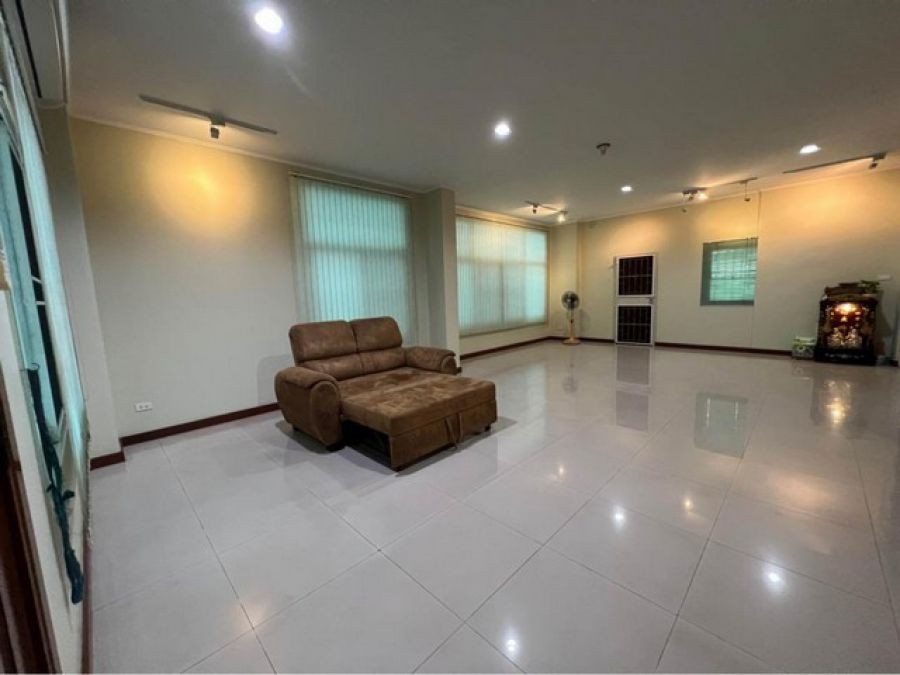 รหัสC6586  ขาย ให้เช่าโฮมออฟฟิศ 3.5ชั้น  Stand alone  หมู่บ้านปรีชา ถนนร่มเกล้า ตรงข้าม ม.เกษมบัณฑิต