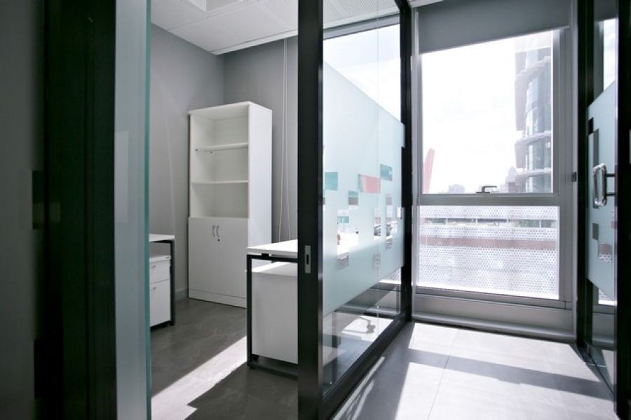 ออฟฟิศตกแต่งพร้อมใช้ สุขุมวิท  อาคารอาร์เอสยู มีพนักงาน 1 ท่านขึ้นไป   BTS พร้อมพงษ์