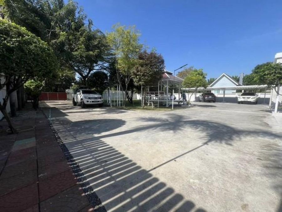 ให้เช่าอาคารชั้นเดียว ถนนศรีนครินทร์ ศรีด่าน 22 มี 7 ห้องนอน 6 ห้องน้ำ 4 living rooms 15 ที่จอดรถ  เหมาะทำออฟฟิศ