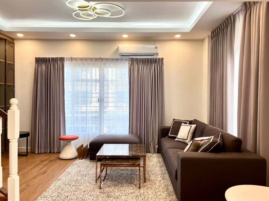 ให้เช่าบ้าน/โฮมออฟฟิศ 4 ชั้น โครงการพลัสพาร์ค อเวนิว ลาซาล-ศรีนครินทร์  ตกแต่งใหม่ สิ่งแวดล้อมดี ใกล้ BTSแบริ่ง และMRTศรีลาซาล