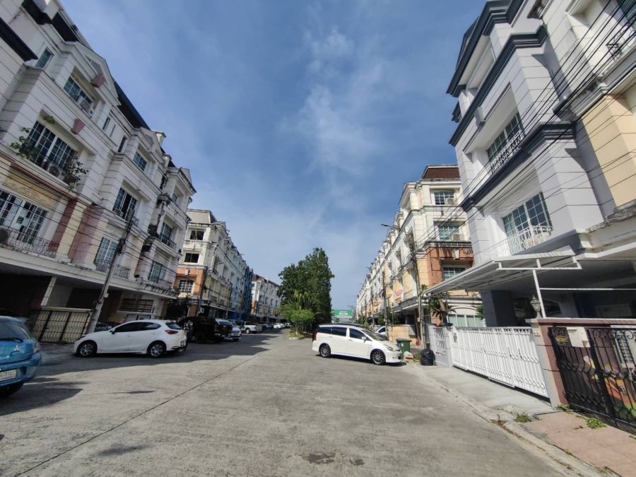 ให้เช่าบ้าน/โฮมออฟฟิศ 4 ชั้น โครงการพลัสพาร์ค อเวนิว ลาซาล-ศรีนครินทร์  ตกแต่งใหม่ สิ่งแวดล้อมดี ใกล้ BTSแบริ่ง และMRTศรีลาซาล