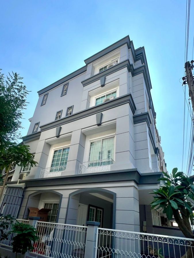 ให้เช่าบ้าน/โฮมออฟฟิศ 4 ชั้น โครงการพลัสพาร์ค อเวนิว ลาซาล-ศรีนครินทร์  ตกแต่งใหม่ สิ่งแวดล้อมดี ใกล้ BTSแบริ่ง และMRTศรีลาซาล