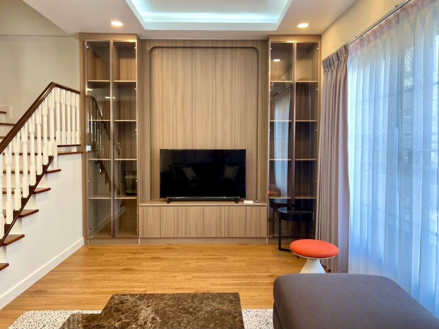 ให้เช่าบ้าน/โฮมออฟฟิศ 4 ชั้น โครงการพลัสพาร์ค อเวนิว ลาซาล-ศรีนครินทร์  ตกแต่งใหม่ สิ่งแวดล้อมดี ใกล้ BTSแบริ่ง และMRTศรีลาซาล