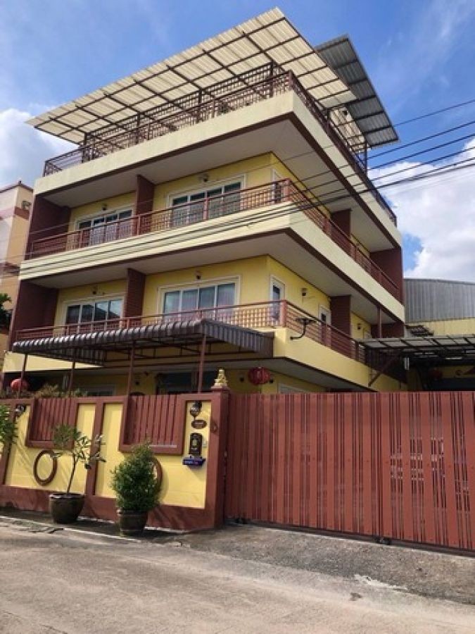 ขายด่วน ออฟฟิศพร้อมโกดัง ทำเลศักยภาพ ซอยมิสทีน ถนนราษฎร์พัฒนา  พื้นที่ขนาดใหญ่ 200 ตรว. พร้อมใช้งาน รองรับทุกธุรกิจ   ราคา 35 ลบ (ต่อรองได้)