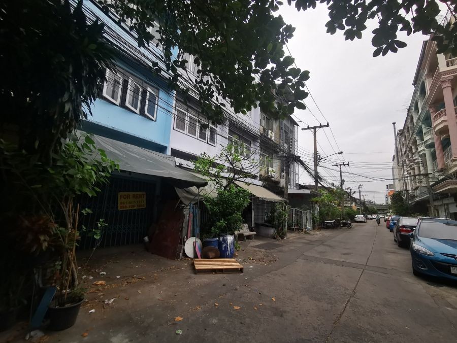 ขายพร้อมผู้เช่าอาคารพานิชย์ 3ชั้น ซอยวัดไผ่เงิน ถนนสาธุประดิษฐ์ 20 เข้าทางซอยจันทร์  43 แยก 26 ใกล้ทางด่วนด่านสาธุประดิษฐ์