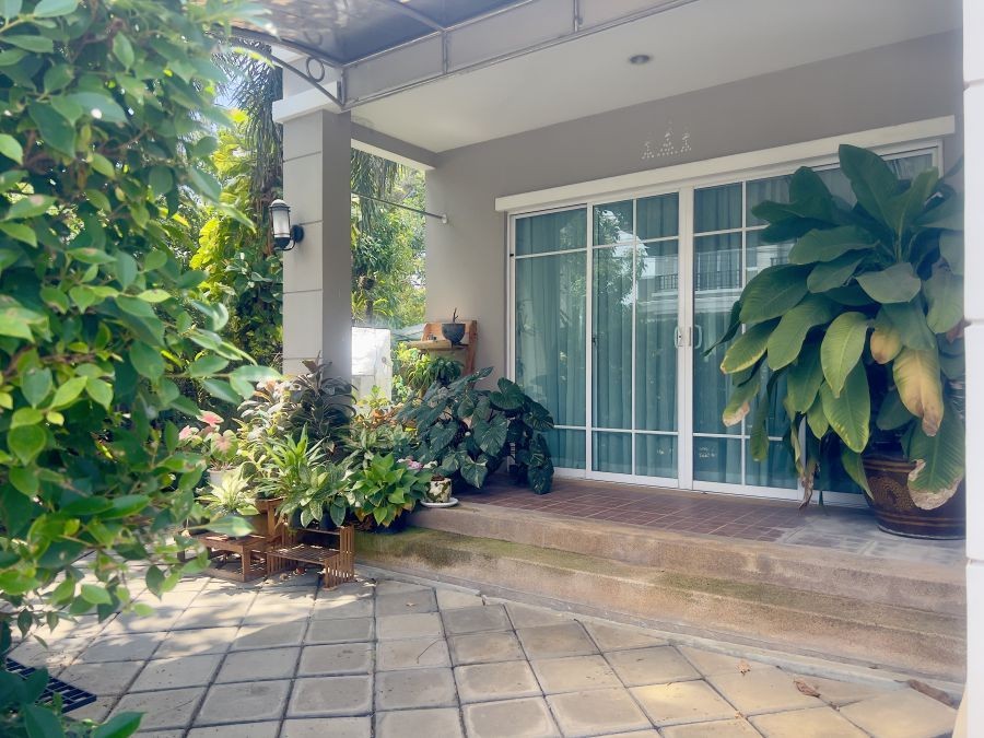 ขายบ้านเดี่ยว 2 ชั้น ในหมู่บ้านภัสสรเพรสทีจ อ่อนนุช-เฉลิมพระเกียรติ ขนาด 64.7 ตร.ว. 3 ห้องนอน 3 ห้องน้ำ  พร้อมเฟอร์นิเจอร์ สิ่งแวดล้อมดี