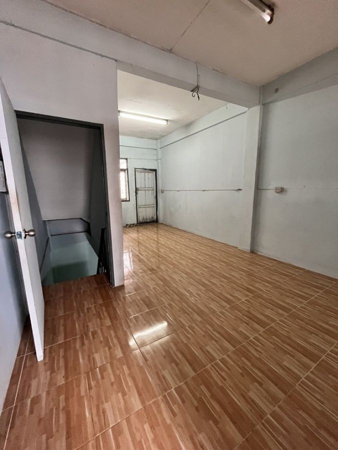 ขายพร้อมผู้เช่าอาคารพานิชย์ 3ชั้น ซอยวัดไผ่เงิน ถนนสาธุประดิษฐ์ 20 เข้าทางซอยจันทร์  43 แยก 26 ใกล้ทางด่วนด่านสาธุประดิษฐ์