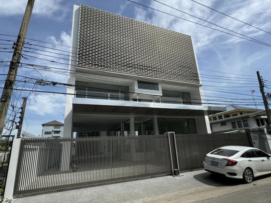 ขายหรือให้เช่าสำนักงานออฟฟิศและโกดังพร้อมที่พัก ย่านสุขุมวิท103 ซอยอุดมสุข 27 ทะลุออกซอยวชิรธรรม32ได้