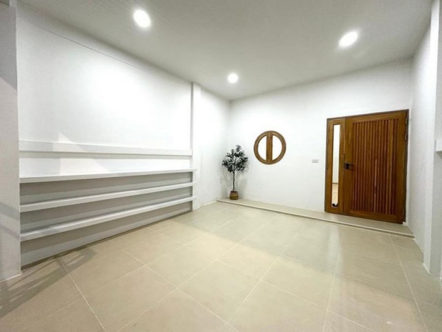 Me28ขายทาวน์โฮม 3 ชั้น บ้านรีโนเวทใหม่ทั้งหลัง หมู่บ้านร่มรื่น  ถนนสตรีวิทยา2 ย่านโชคชัย4 ตกแต่งพร้อมเข้าอยู่