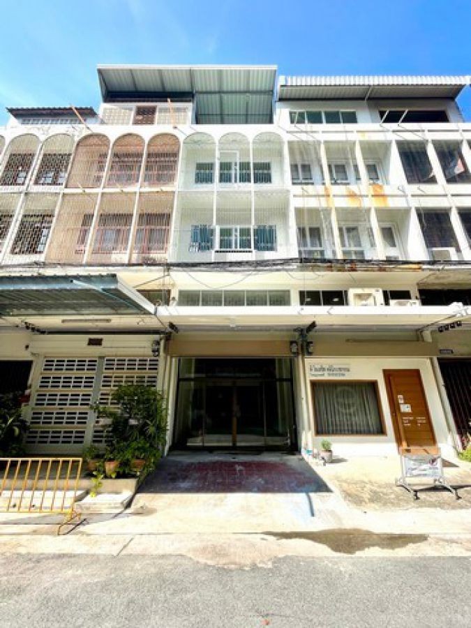 Me69ให้เช่าอาคารพาณิชย์ 3 ชั้นครึ่ง 1 คูหา จอดรถหน้าตึกได้ 1 คัน มีดาดฟ้า ซอยตัน ใกล้รถไฟฟ้าBTS พหล24 ตรงข้ามห้างเซ็นทรัลที่กำลังก่อสร้าง