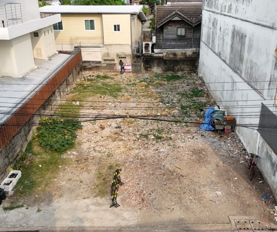 ที่ดินขนาด 65 ตารางวา ตั้งอยู่ในซอยโชคชัย 4 ซอย 14 แยก 1 ทำเลดี เหมาะสำหรับการพัฒนาธุรกิจหรือที่อยู่อาศัย