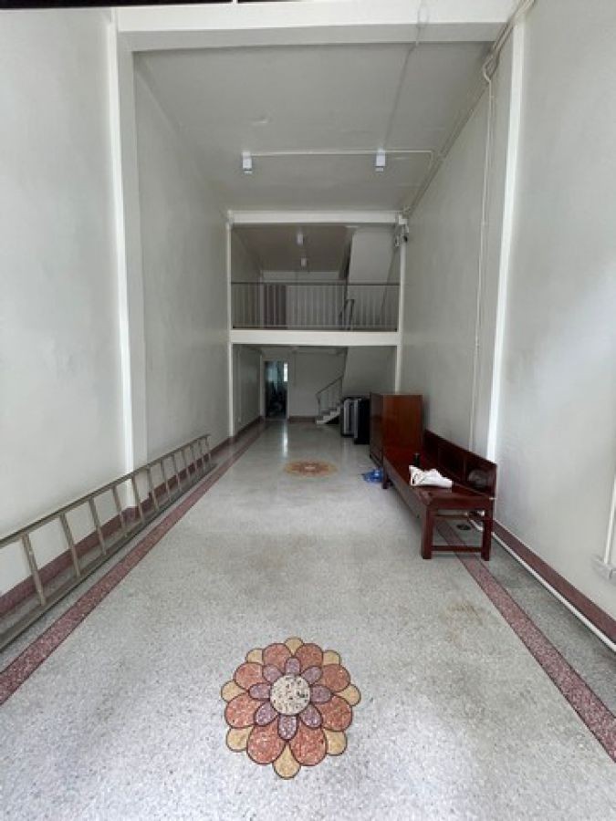 Me69ให้เช่าอาคารพาณิชย์ 3 ชั้นครึ่ง 1 คูหา จอดรถหน้าตึกได้ 1 คัน มีดาดฟ้า ซอยตัน ใกล้รถไฟฟ้าBTS พหล24 ตรงข้ามห้างเซ็นทรัลที่กำลังก่อสร้าง