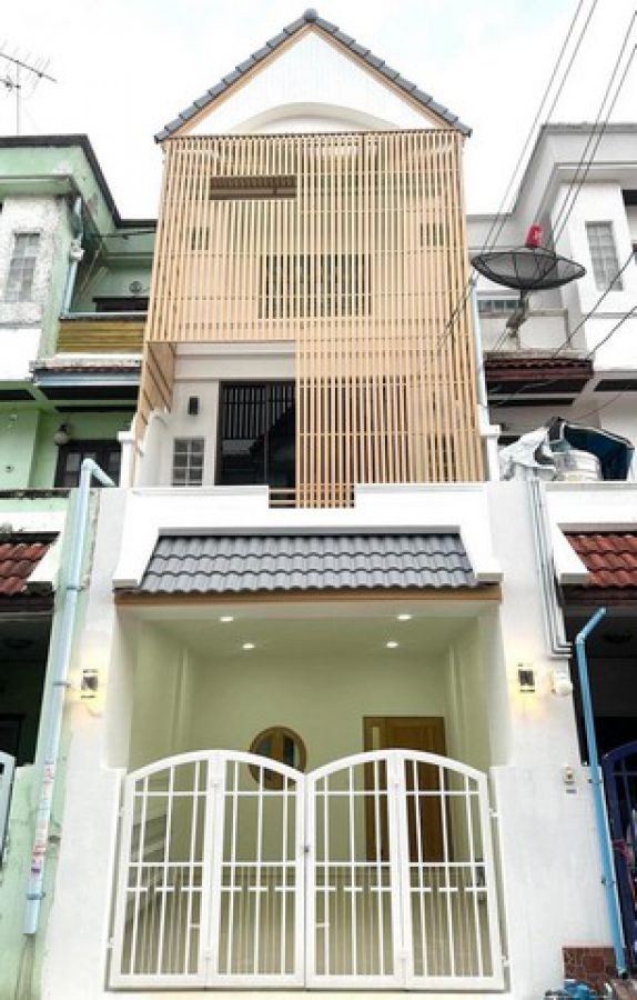 Me28ขายทาวน์โฮม 3 ชั้น บ้านรีโนเวทใหม่ทั้งหลัง หมู่บ้านร่มรื่น  ถนนสตรีวิทยา2 ย่านโชคชัย4 ตกแต่งพร้อมเข้าอยู่