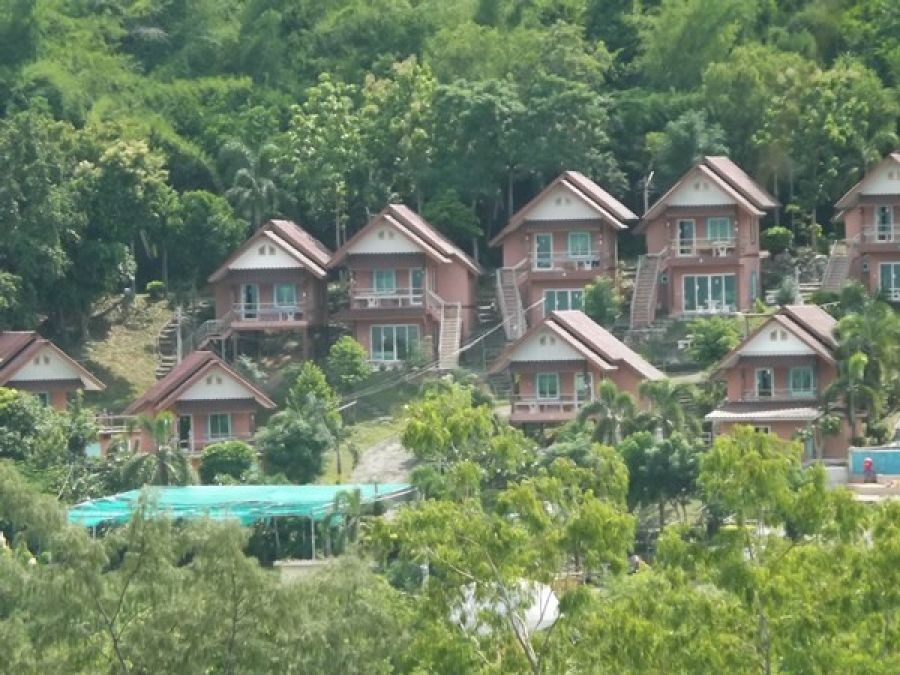 ขายหรือให้เช่าระยะยาว รีสอร์ทบนเนินเขาวิวทะเล สัตหีบ ชลบุรี เงียบสงบพร้อมวิลล่าส่วนตัว 12 หลัง โทร 0887649875