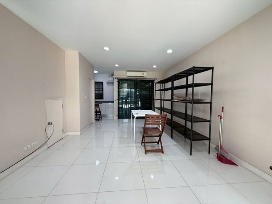 ขายทาวน์โฮม 3 ชั้น บ้านกลางเมือง รัตนาธิเบศร์ ใกล้รถไฟฟ้าสายสีม่วง สภาพใหม่ เจ้าของดูแลดีมาก โทร 091-0601637