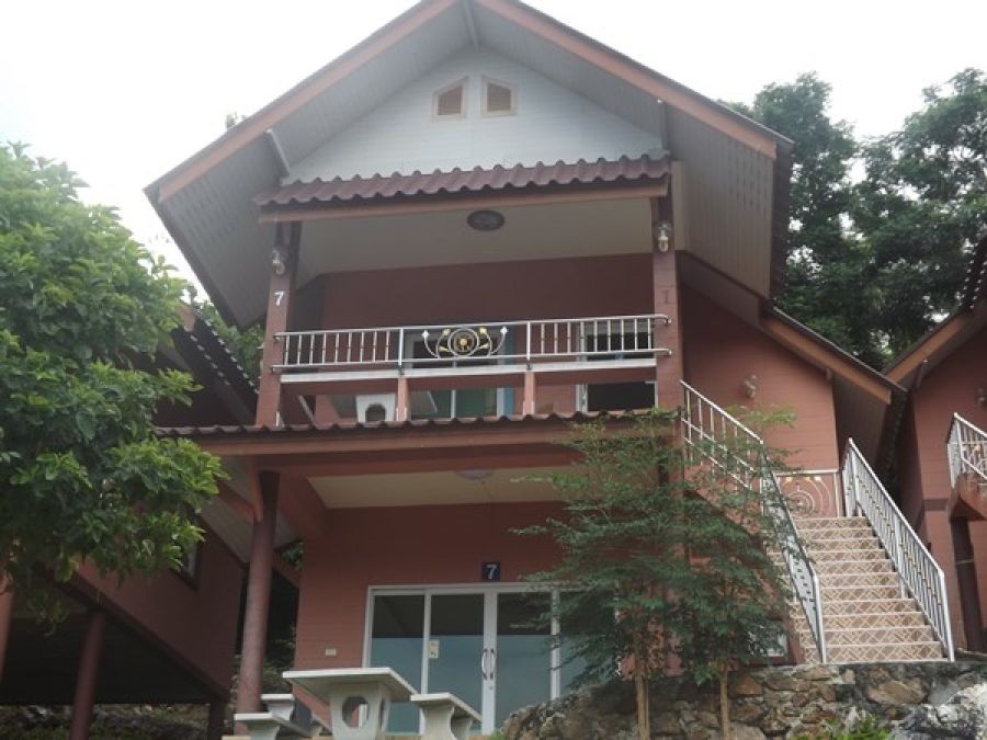 ขายหรือให้เช่าระยะยาว รีสอร์ทบนเนินเขาวิวทะเล สัตหีบ ชลบุรี เงียบสงบพร้อมวิลล่าส่วนตัว 12 หลัง โทร 0887649875