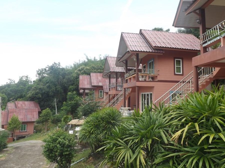 ขายหรือให้เช่าระยะยาว รีสอร์ทบนเนินเขาวิวทะเล สัตหีบ ชลบุรี เงียบสงบพร้อมวิลล่าส่วนตัว 12 หลัง โทร 0887649875