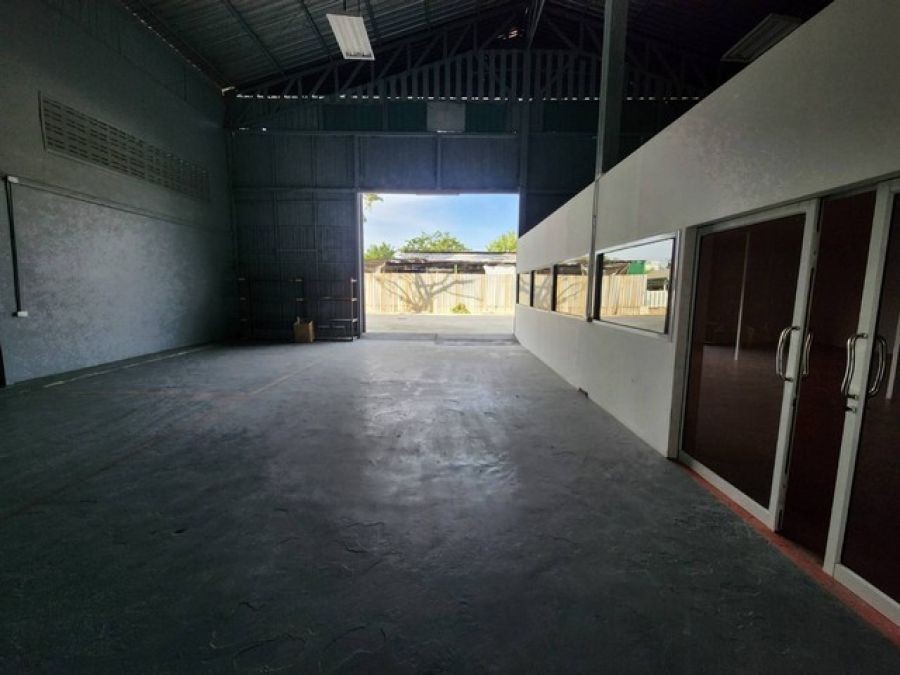 HR2078โกดังให้เช่า ขนาด 500 ตรม. ห้าแยกวัชรพลเหมาะสําหรับเก็บสินค้าหรือเป็นจุดกระจายสินค้า