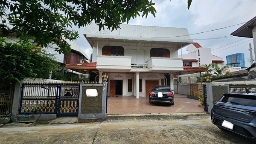 ขายด่วน! บ้านเดี่ยว 2 ชั้น พร้อมผู้เช่า ใจกลางย่านอารีย์ พหลโยธิน ตกแต่งพร้อมอยู่ โทร 061-982-9696