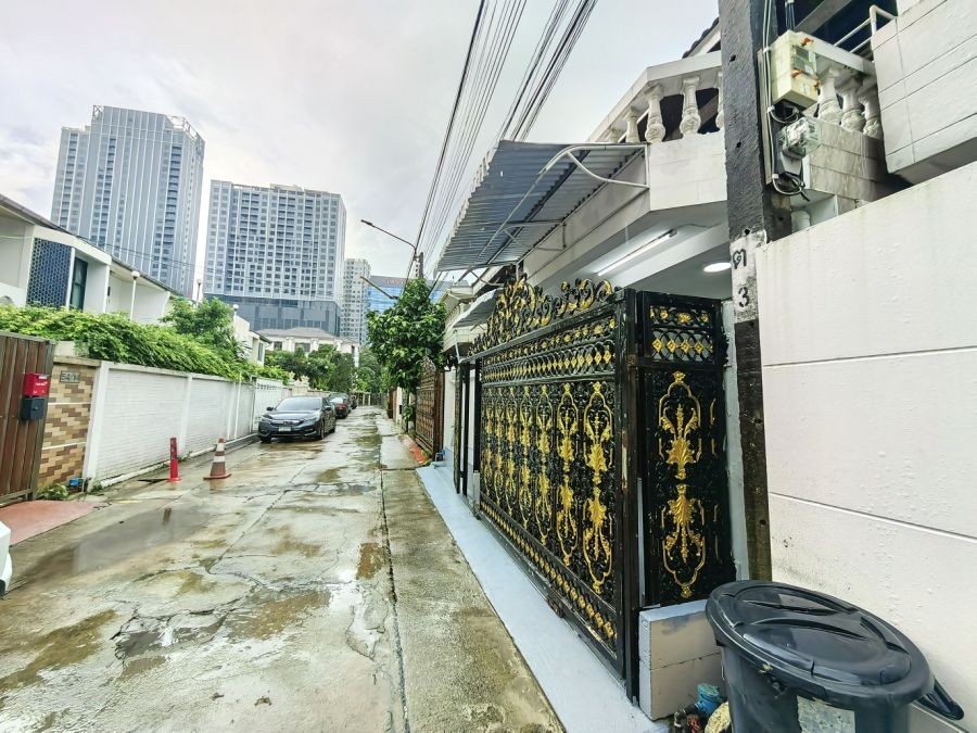 For Rent Townhouse 3 Bed3Bath in SoiAree Sukhumvit26 near BTS Phrompong