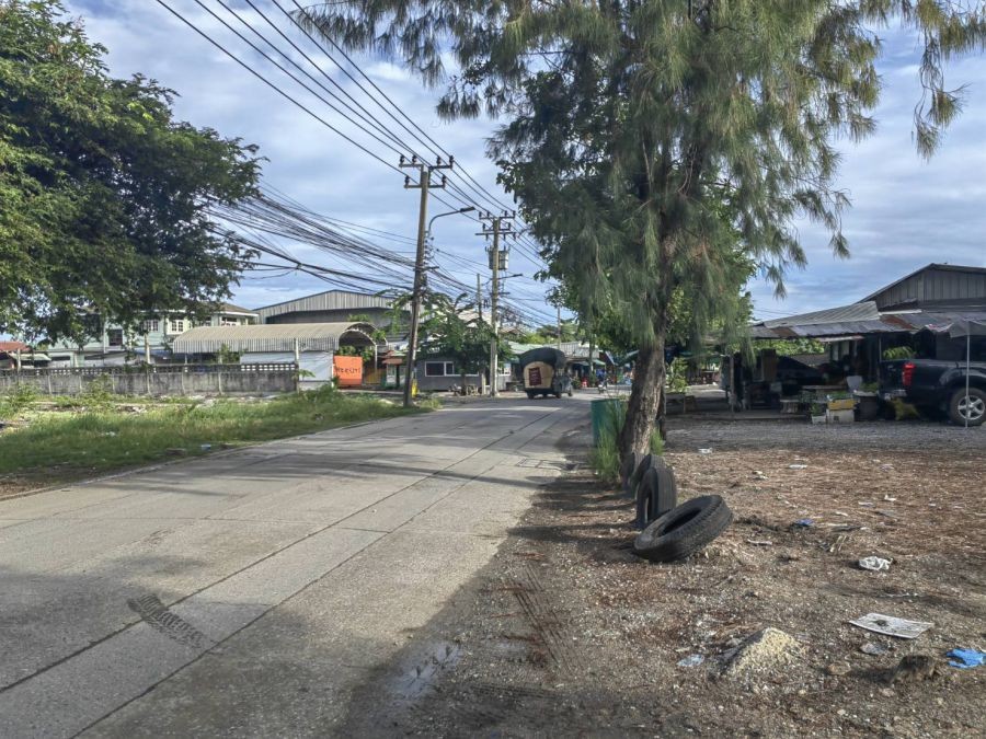 ขายที่ดิน 11-1-97 ไร่ ติดซอยเทศบาลสำโรงใต้21 (ซอยวัดบางหญ้าแพรก)  ใกล้สะพานกาญจนาภิเษก และถนนวงแหวนอุตสาหกรรม