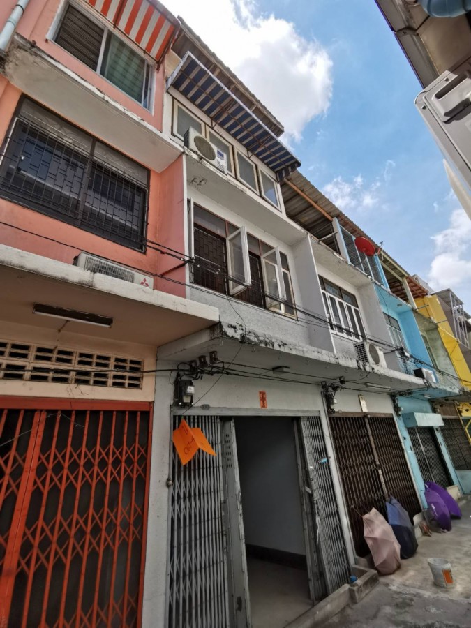 ขายตึกแถวเนื้อที่ 16  ตรว. ถนนจรูญเวียง สาทร บางรักใกล้ รพ.เลิดสิน และห้างโรบินสันบางรัก