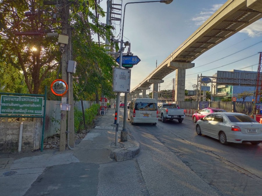 ขายที่ดิน 785ตรว.  ติดถนนรามอินทรา 86 ห่างจากสถานีรถไฟฟ้าสายสีชมพูสถานีเศรษฐบุตรบำเพ็ญ(PK28) เพียง 100ม. 