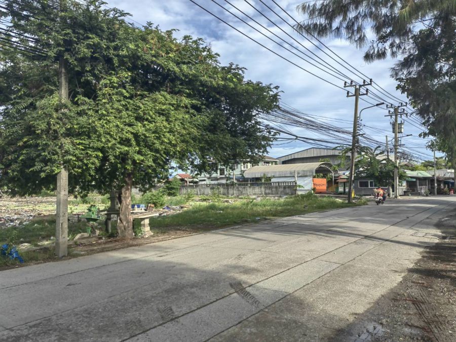 ขายที่ดิน 11-1-97 ไร่ ติดซอยเทศบาลสำโรงใต้21 (ซอยวัดบางหญ้าแพรก)  ใกล้สะพานกาญจนาภิเษก และถนนวงแหวนอุตสาหกรรม