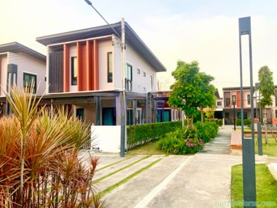 ต้อนรับต่างชาติ เฟอร์หรูครบ 4นอน 5แอร์ รพ.วิภาราม อมตะนคร 5.1 กม. ทาวน์เฮาส์หลังมุม 2 ชั้น 4 นอน 3 น้ำ 38 ตร.วา.280 ตร.ม.หรูรา