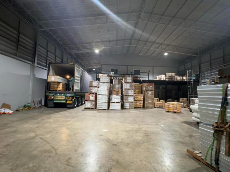 โรงงานสำเร็จรูปพร้อมออฟฟิศ ผังชมพู มีรง.4 ต.บ้านเกาะ อ.เมือง จ.สมุทรสาคร 900 ตรม.พื้นที่ใช้สอยประมาณ1500ตรม. มีห้องนอน2,ห้องคนงาน