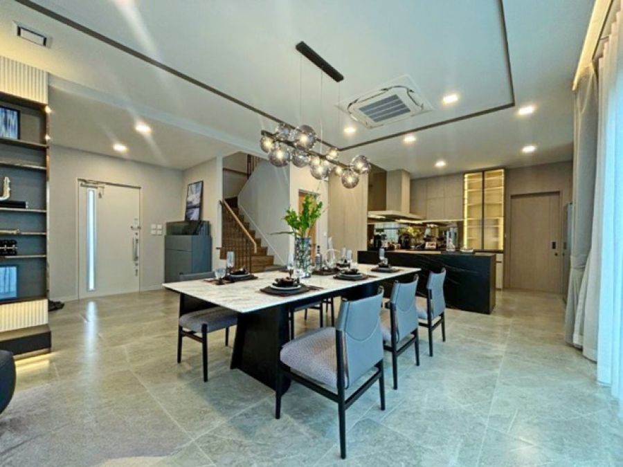 หรูที่สุดพึ่งว่าง 4นอน เซ็นทรัล วิลเลจ รร.นานาชาติ ไทย-จีน 3.6 กม.บ้านหรูบางนา จัดเต็มเฟอร์ 70 ตร.วา วิวสระว่ายน้ำ ให้เช่า  สุวรรณภูมิ