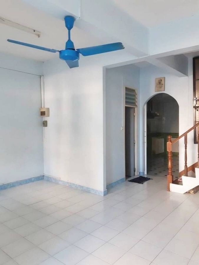 MRT ห้วยขวาง 1 กม. รัชดาภิเษก 14-20 ครัวบิวท์อิน 30 ตร.วา. ทาวน์เฮาส์ 2 ชั้น ให้เช่า 3 นอน 240 ตร.ม.3 แอร์ รร.นานาชาติเกศินี 1 กม.