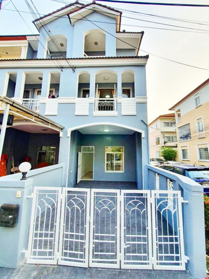 บิ๊กซี มาร์เก็ต สวนหลวง เฉลิมพระเกียรติร 9 ซ.24-30 ไม่เคยอยู่ ทาวน์เฮ้าส์ 3 ชั้น 3 นอน ถูกที่สุดในโลก MRT ศรีอุดม 4.4 กม 3 น้ำ 20 ตร.วา.