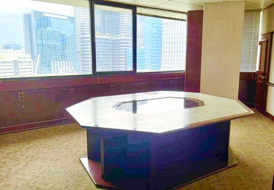 BTS ศาลาแดง 200 ม สีลมคอมเพล็กซ์ 200 ม.  ให้เช่าสำนักงานชาญอิสสระ ให้เช่าชั้น7-12 ติดถนนใหญ่ 10นอน 5น้ำ ใจกลางเมือง ย่านธุรกิจ