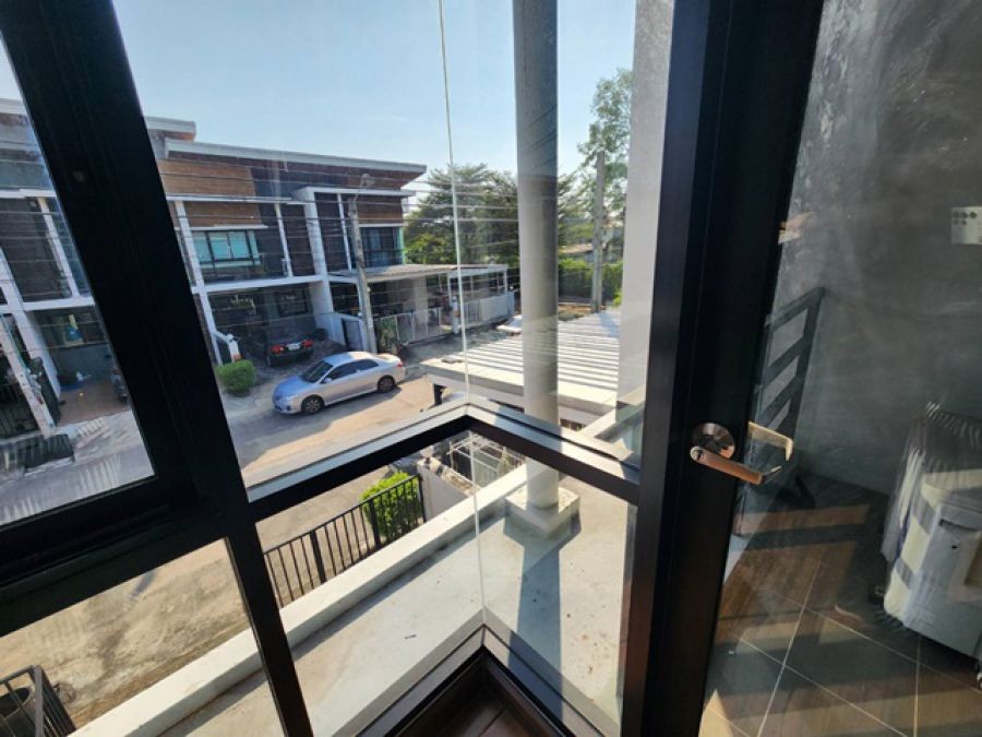 สามวา หทัยราษฏร์ ร่มเกล้า 1.7 กม.ผ้าม่านใหม่ทั้งหลัง บิ๊กซี ทาวน์เฮ้าส์ 2 ชั้น 2 นอน  2 น้ำ 23ตร.วา  ให้เช่า ครัวบิ้วอิน ตลาดมีนบุรี 2 2 กม