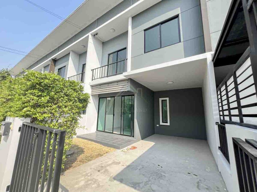 ทาวน์โฮม 2 ชั้น หมู่บ้าน  เดอะ คัลเลอร์ส บางนา - วงแหวนฯ 3 (บ้านใหม่ยังไม่เคยอยู่)