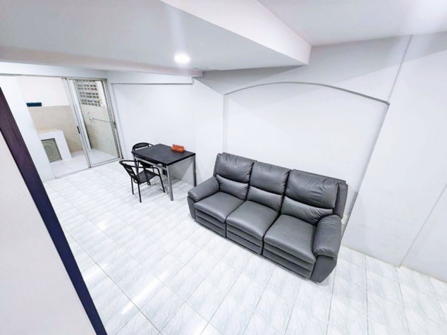 MRT ลาดพร้าว 1.4 กม  ถ.รัชดาภิเษก30-34 2นอน ทาวน์เฮาส์ 2 ชั้น MRT รัชดาภิเษก 2 กม. จันทรเกษม 1.1กม.  เฟอร์ครบ 17ตร.วา.140 ตร.ม. 2แอร์