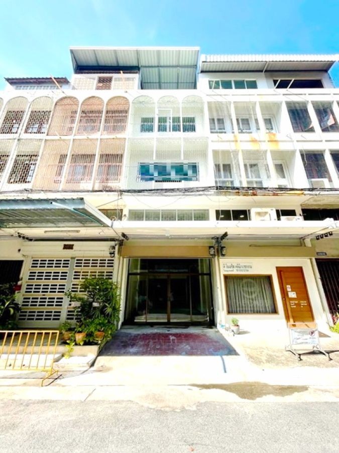 ไม่เคยอยู่ BTS พหลโยธิน 24 300 ม.  เมเจอร์ รัชโยธิน 700 ม.อาคารพาณิชย์ 3.5 ชั้น ดาดฟ้า 2-3นอน 250 ตร.ม. 60 ตร.วา. ยูเนี่ยนมอลล์ 1.1 กม.