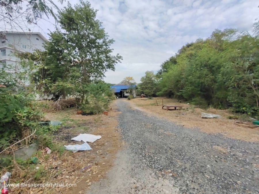 ขายที่ดิน(พื้นที่สีม่วงเข้ม)9-2-81ไร่ หน้ากว้างติดถนน18เมตร ด้านหลังที่ดินติดนิคมอมตะนคร ถนนบ้านเก่า-พานทอง ชลบุรี ราคาขาย 135 ล้านบาท